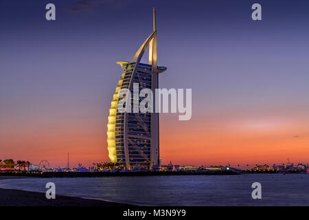 Dubaï, Émirats Arabes Unis - Jan 10, 2018. Vue du coucher de Burj Al Arab hotel sur la plage de Jumeirah à Dubaï, Émirats Arabes Unis Banque D'Images