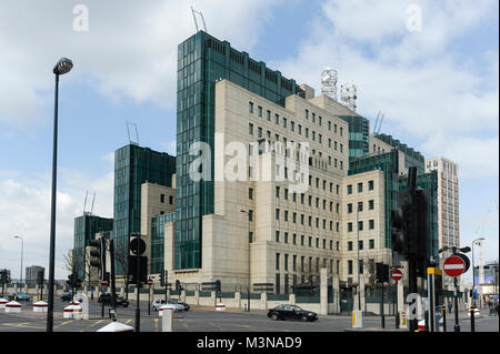 Bâtiment sis sur la rive sud de la Tamise à Londres, Angleterre, Royaume-Uni. 5 avril 2015. Achevé en 1994 conçu par Terry Farrell est Banque D'Images