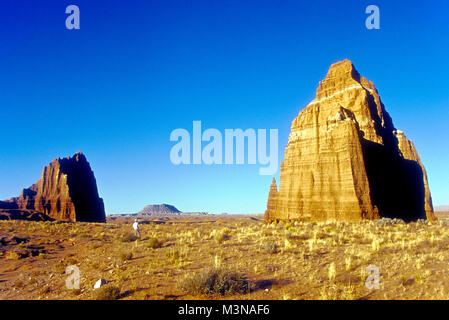 Temple du Soleil (L) et Temple de la Lune (R), dans la vallée de monolithes Cathédrale, Capitol Reef National Park, dans le centre-sud de l'Utah. Banque D'Images