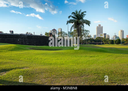 Manille, Philippines - Dec 4, 2018 : partie de l'Intramuros Intramuros Golf Club de district de Manille, aux Philippines. Le parcours de golf entoure Intramur Banque D'Images