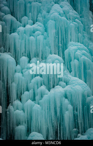 Cascade de glace en hiver dans les montagnes, Gifu, Japon Banque D'Images