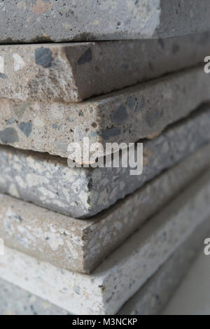 Une pile d'échantillons de béton de couleur à partir d'une bibliothèque de matériaux architecturaux Banque D'Images