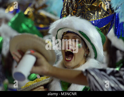 Rio de Janeiro, le 11 février 2018. Défilé des Écoles de Samba durant le carnaval de Rio de Janeiro, considéré comme le plus grand carnaval dans le monde, en Banque D'Images