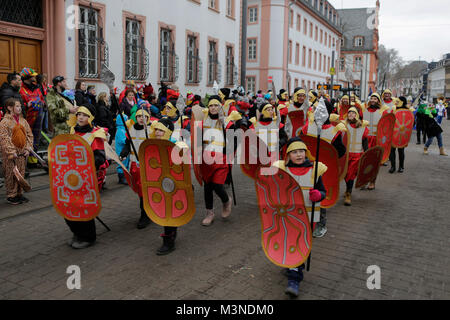 Mainz, Allemagne. 10 fév, 2018. Les enfants sont habillés en soldats romains de l'Asterix dessins animés. Les enfants des écoles et des jardins d'enfants à Mayence Mayence a défilé dans dans le défilé annuel de la jeunesse. Ils étaient accompagnés par des membres de la gardes de carnaval et les clubs de Mayence. Crédit : Michael Debets/Pacific Press/Alamy Live News Banque D'Images