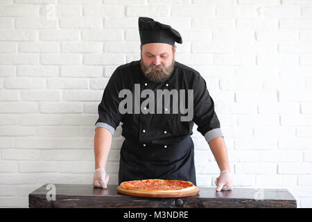 Chef chef barbu prépare des repas Banque D'Images