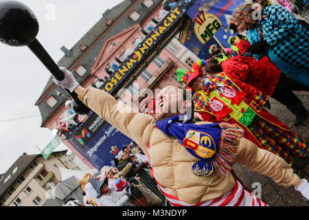 Mainz, Allemagne. 10 fév, 2018. Un homme habillé en costume d'un homme fort à la parade. marches Les enfants des écoles et des jardins d'enfants à Mayence Mayence a défilé dans dans le défilé annuel de la jeunesse. Ils étaient accompagnés par des membres de la gardes de carnaval et les clubs de Mayence. Crédit : Michael Debets/Pacific Press/Alamy Live News Banque D'Images