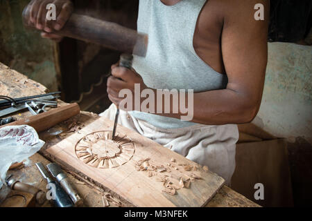 Détail de carpenter la création d'ornements sur planche en bois à l'aide d'outils manuels traditionnels Banque D'Images