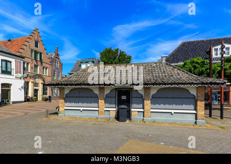 Toilette publique, vieux et pittoresques maisons, bâtiments et architecture typique sur une rue commerçante à Den Burg sur l'île de Wadden Texel lors d'une s Banque D'Images