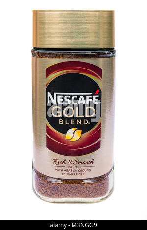 Mélange de café instantané Nescafé Gold dans un bocal en verre, au Royaume-Uni. Découper ou isolé sur un fond blanc. Banque D'Images