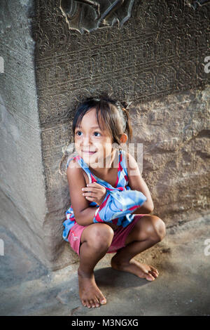 Les enfants à Angkor Wat, Krong Siem Reap, Cambodge Banque D'Images