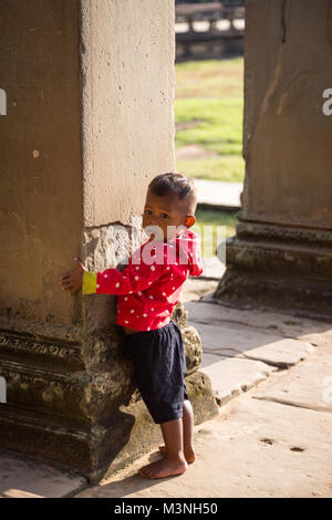 Les enfants à Angkor Wat, Krong Siem Reap, Cambodge Banque D'Images