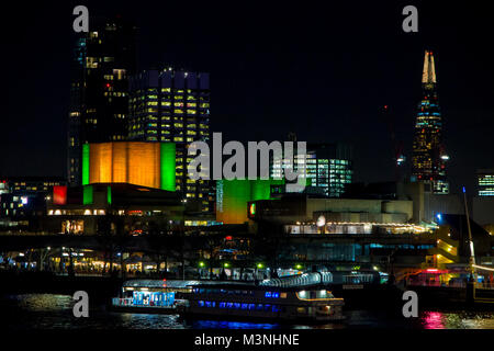 Les lumières de London's South Bank de nuit Banque D'Images