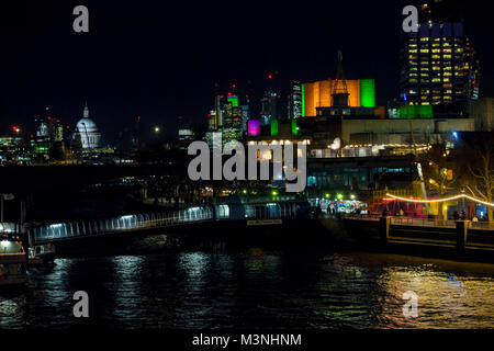 Les lumières de London's South Bank de nuit Banque D'Images