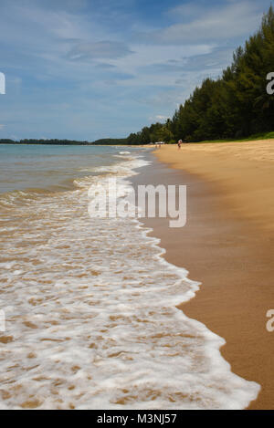 Belle vue verticale d'une plage de sable jaune déserte avec écume de mer écumeuse de Khao Lak en Thaïlande Banque D'Images