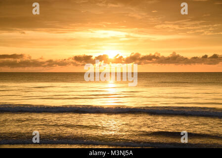 Magnifique magnifique coucher du soleil doré avec quelques nuages au-dessus de l'océan dans la région de Khao Lak, Thaïlande en Asie Banque D'Images