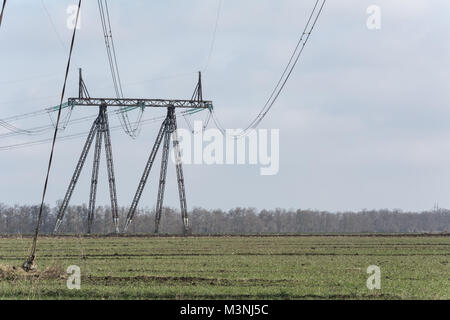 Piliers de tension élevée dans le paysage de Moldavie. Paysage industriel. Banque D'Images