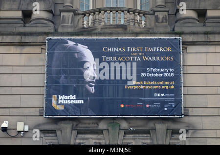 Panneaux publicitaires toile le Premier Empereur de Chine et les guerriers de terre cuite Exposition sur l'affichage à l'extérieur du musée du monde, Liverpool, Angleterre, Royaume-Uni. Banque D'Images