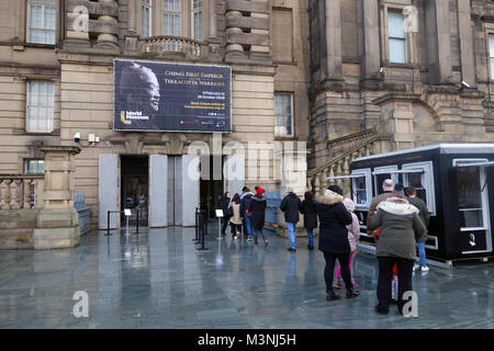 Personnes en attente à l'entrée de la Chine et le Premier Empereur de la Terre Cuite Exposition sur l'affichage à l'World Museum, Liverpool, Angleterre, Royaume-Uni. Banque D'Images