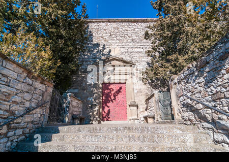 Entrée principale, l'église de Sant Miquel, Castelltallat, Catalogne, Espagne Banque D'Images