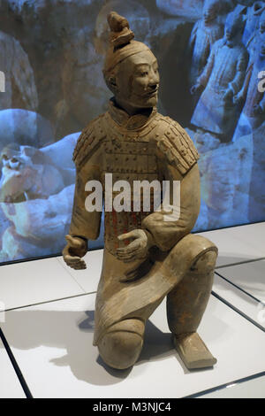 L'Archer à genoux dans le premier empereur de Chine et les guerriers de terre cuite Exposition sur l'affichage à l'World Museum, Liverpool, Angleterre, Royaume-Uni. Banque D'Images