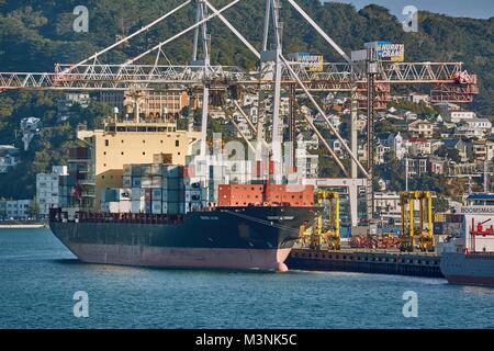 Navire au port à conteneurs Banque D'Images