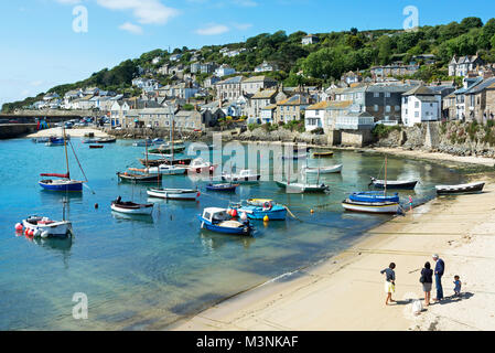 Bateaux de pêche dans le port de mousehole, Cornwall, Angleterre, Grande-Bretagne, Royaume-Uni. Banque D'Images