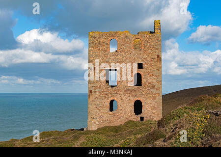 Ancienne mine d'étain de bâtiment de maison de pompage près de st.agnes à Cornwall, Angleterre, Grande-Bretagne, Royaume-Uni. Banque D'Images