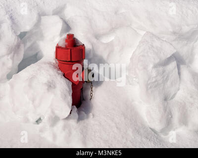 D'INCENDIE rouge dans la neige profonde. Les produits sans marque. Banque D'Images