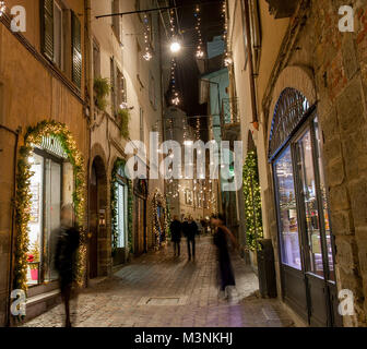 Boutiques décorées pour l'occasion des fêtes de Noël dans le vieux bergamo Banque D'Images