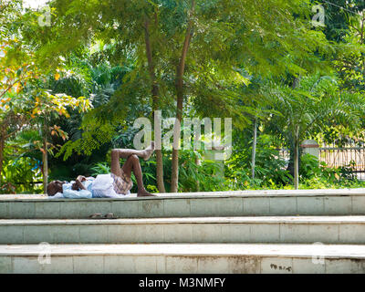 Chennai, Tamil Nadu, en Inde. 14 janvier, 2018. L'homme de prendre une sieste dans un parc public de Chennai Banque D'Images