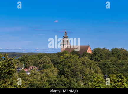 Paysage avec église Naantali s'élevant au-dessus des arbres Banque D'Images