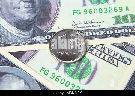 Coin un rouble contre l'arrière-plan arrière-plan US dollars Banque D'Images