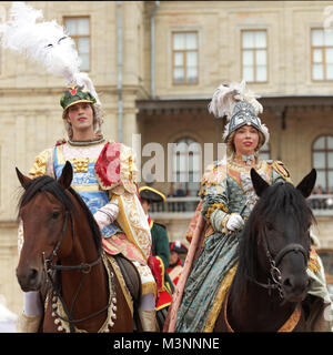 Gatchina, Saint-Pétersbourg, Russie - 10 septembre 2016 : les acteurs à l'image du comte Orlov dans le costume romain et la comtesse Sheremeteva devant Gatchi Banque D'Images