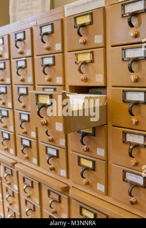 Une carte de bibliothèque fichier catalogue contient de l'information sur des actifs de bibliothèque Banque D'Images