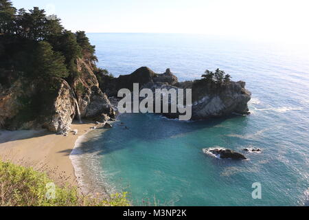 McWay Falls, une belle cascade, plonge dans le sable à Julia Pfeiffer Burns State Park, Big Sur, CA. Banque D'Images