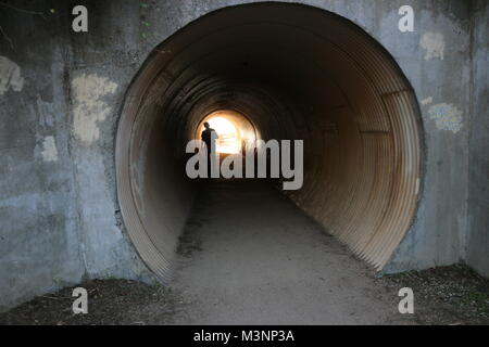 Long tunnel de lumière à la fin. Banque D'Images