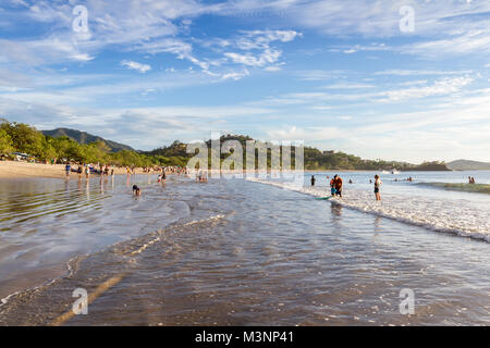 Playa Flamingo, Costa Rica - 30 décembre : Les personnes bénéficiant des derniers jours de 2017 dans une belle plage. 30 décembre 2017, le Costa Rica Playa Flamingo Banque D'Images