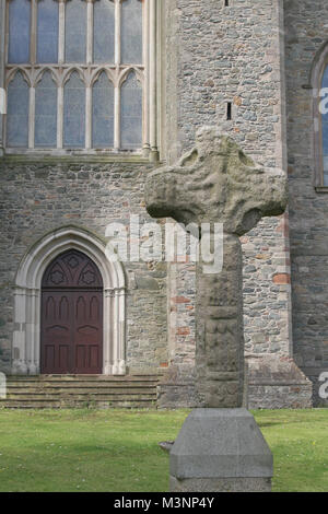 Croix celtique patiné à la Cathédrale, Downpatrick, comté de Down, Irlande du Nord. Banque D'Images
