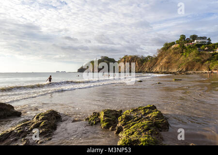 Playa Flamingo, Costa Rica - 30 décembre : Les personnes bénéficiant des derniers jours de 2017 dans une belle plage. 30 décembre 2017, le Costa Rica Playa Flamingo Banque D'Images