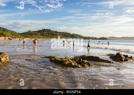 Playa Flamingo, Costa Rica - 30 décembre : Les personnes bénéficiant des derniers jours de 2017 dans une belle plage. 30 décembre 2017, le Costa Rica Playa Flamingo Banque D'Images