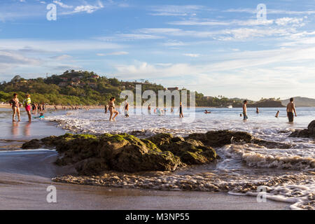 Playa Flamingo, Costa Rica - 30 décembre : Les personnes bénéficiant des derniers jours de 2017 dans une belle plage. 30 décembre 2017, le Costa Rica Playa Flamingo Banque D'Images