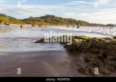 Playa Flamingo, Costa Rica - 30 décembre : Les personnes bénéficiant des derniers jours de 2017 dans une belle plage. 30 décembre 2017, le Costa Rica Playa Flamingo Banque D'Images