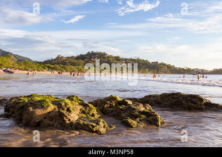 Playa Flamingo, Costa Rica - 30 décembre : Les personnes bénéficiant des derniers jours de 2017 dans une belle plage. 30 décembre 2017, le Costa Rica Playa Flamingo Banque D'Images