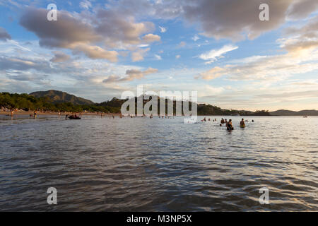 Playa Flamingo, Costa Rica - 30 décembre : Les personnes bénéficiant des derniers jours de 2017 dans une belle plage. 30 décembre 2017, le Costa Rica Playa Flamingo Banque D'Images