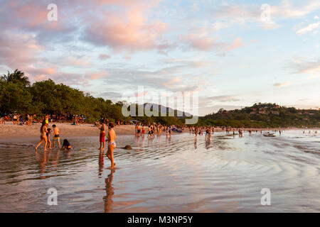 Playa Flamingo, Costa Rica - 30 décembre : Les personnes bénéficiant des derniers jours de 2017 dans une belle plage. 30 décembre 2017, le Costa Rica Playa Flamingo Banque D'Images