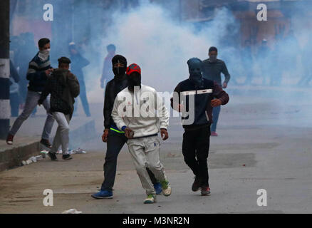 L'Inde. Feb 11, 2018. Les manifestants musulmans du Cachemire en conflit avec la police indienne dans la vieille ville de Srinagar, la capitale d'été du Cachemire sous contrôle indien le 11 février 2018 Gouvernement.authourities a imposé des restrictions dans de nombreuses parties du Cachemire pour faire échec à la mort des manifestations anniversaire de l'indépendance du Cachemire pro chef Muhammad Maqbool Bhat .Maqbool a été pendu par le gouvernement indien à New Delhi's prison Tihar, le 11 février 1984. Credit : Faisal Khan/Pacific Press/Alamy Live News Banque D'Images