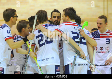 Toronto, Canada. Feb 11, 2018. 11 février 2018 - Toronto, Ontario, Canada. Les joueurs en action au cours de l'USA vs Canada Équipe nationale de floorball de match qualificatif du Championnat du Monde de l'Amérique du Nord à l'Université Ryerson - Gymnase Hall Kerr (Score : 4-5 Le Canada à gagner) Credit : Anatoliy Cherkasov/Pacific Press/Alamy Live News Banque D'Images