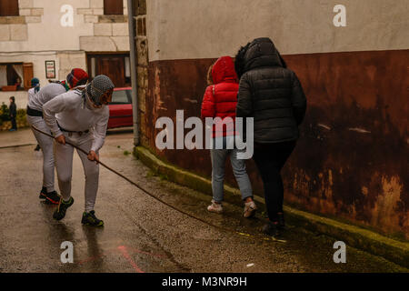 La "mamuxarros" sont des personnalités typique des Unanua's Carnival, qui, vêtu de blanc avec bande rouge dans la taille et masque métallique avec laquelle il couvre le visage, et un grand mouchoir de couleurs pour la tête et le cou. Traversée dans la poitrine, une ceinture de cuir avec grelots et clochettes (pampazillak) qui viennent d'où les bergers et muletiers ont été l'abaissement du port d''Urbasa, et qui servent à être alerte de sa présence inquiétante. Ils sont fournis avec son masque métallique énigmatique "katápola" d'origine inconnue. Ils portent aussi de longues tiges de noisetiers (makilas), de plus de 2 m et une longueur de la moitié Banque D'Images