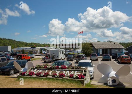 Parc National de la baie Georgienne, Ontario Canada welcome center à Parry Sound grand Accueil Inscription l'activité de loisirs parc fleurs rouge ciel bleu d'été office Banque D'Images