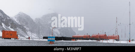 Tempête de neige ventée Panorama de soufflage de la neige horizontale base Antarctique Argentine Naval Research, une faible visibilité du voile blanc snowy mountain background Banque D'Images